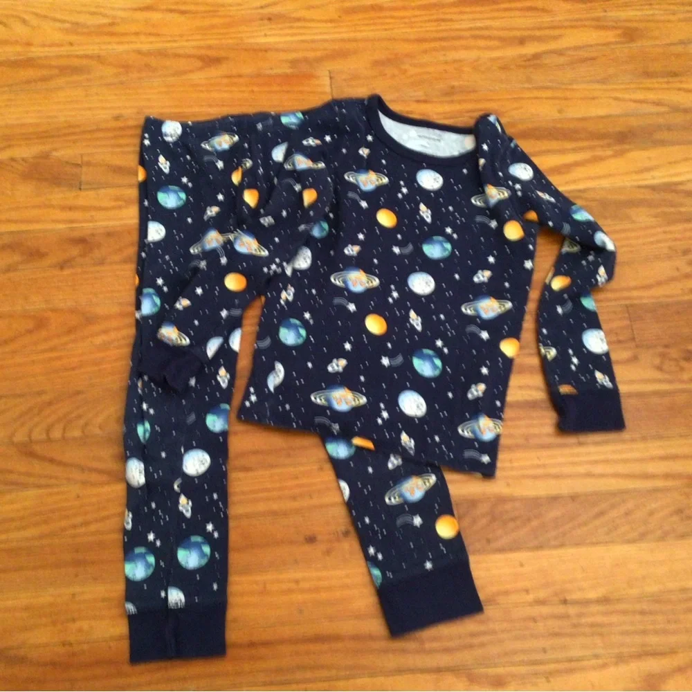 NORDSTROM SPACE THEMED GLOW IN THE DARK PAJAMAS- BOYS SIZE 7 - Picture 2 of 4